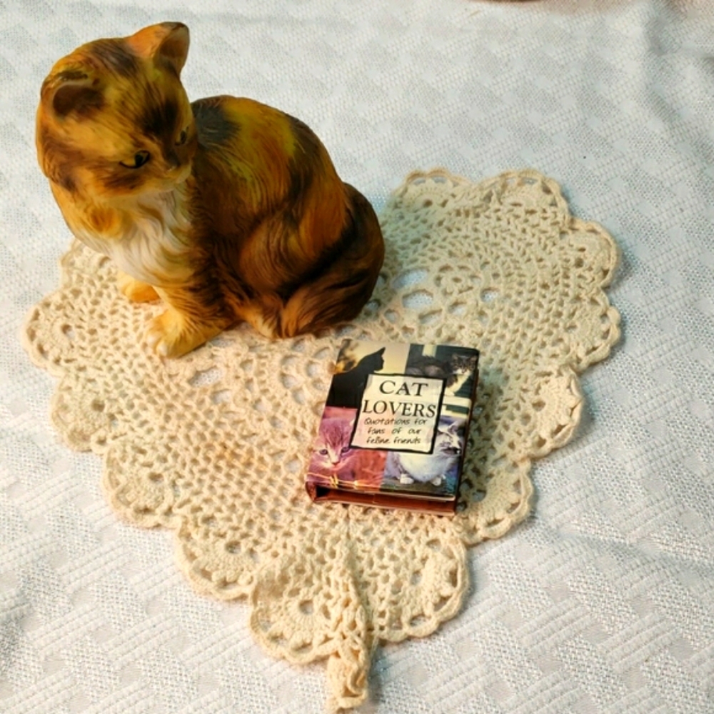 Cat Lovers‎ Figurine with Crochet Doily